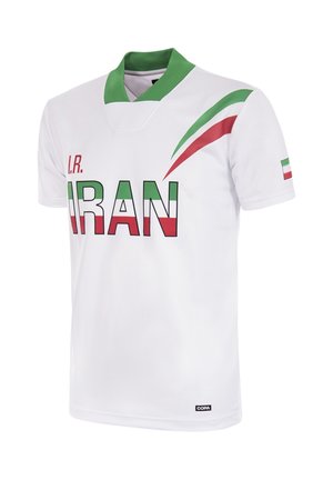 Wit sportshirt met groene en rode accenten, "I.R. IRAN" tekst in de kleuren van de vlag op de voorkant, groene kraag en kleine Iraanse vlag op de mouw.