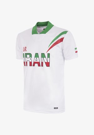 Camiseta deportiva blanca con detalles en verde y rojo, texto "I.R. IRAN" en los colores de la bandera en el frente, cuello verde y pequeña bandera de Irán en la manga.