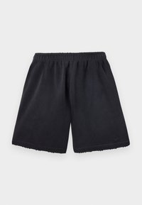 Črne atletske kratke hlače iz mehkega materiala, z elastičnim pasom, ravnim krojem ter majhnim logotipom Nike na spodnji levi strani.