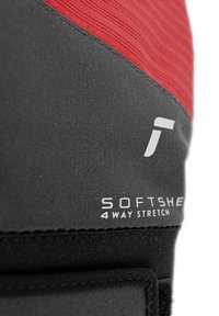 Schwarzer dehnbarer Stoff mit rotem strukturiertem Einsatz. Auf dem Etikett steht "SOFTSHELL" und "4 WEGE DEHNBAR." Glatte Oberfläche und sichtbare Nahtdetails.