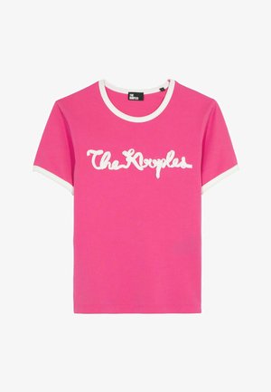 Lyserød bomulds t-shirt med hvid rund halsudskæring og ærmekant. Har "The Kooples" i hvid kursiv skriveri foran. Korte ærmer, klassisk pasform.