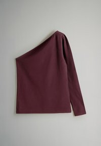Burgunderfarbener Langarmoberteil mit asymmetrischem Ausschnitt, aus weichem Stoff gefertigt. Bequemer Schnitt und glatte Textur.