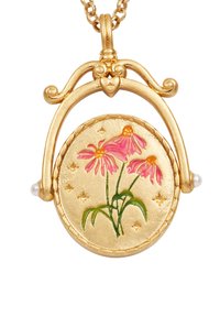 Zlatý prívesok s ružovými kvetmi a zelenými stonkami na textúrovanom pozadí zo zlata s malými hviezdičkovými vzormi. Na bokoch sú perlami.