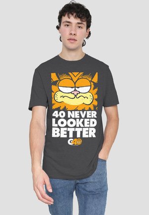 Gray cotton T-shirt featuring a colorful cartoon cat graphic with the text "40 NEVER LOOKED BETTER" in bold white letters below.