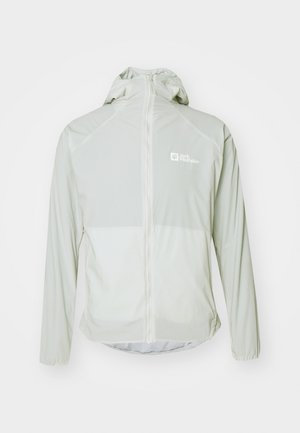 Lichtgrijze, lichte jas met een capuchon, volledige ritssluiting, lange mouwen en een reflecterend logo op de borst. Glad oppervlak, minimalistisch ontwerp.