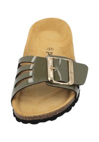 Sandale à glissière verte en plastique avec une large sangle, des découpes décoratives et une boucle dorée. Présente un semelle de liège texturée et une semelle noire.