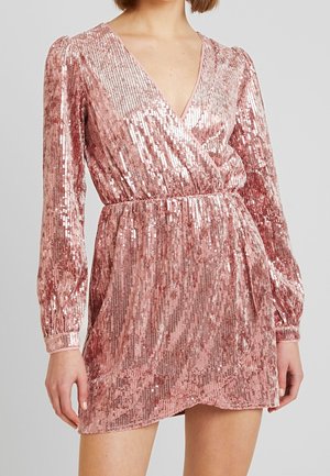 Roze pailletten wikkeljurk met een diepe V-hals, lange pofmouwen en elastische taille, met een zachte textuur en een aansluitende pasvorm.