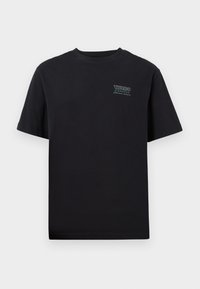 Sort bomulds T-shirt med korte ærmer, rund hals og et lille "TURBO" logo i grøn på venstre bryst. Enkelt design, ingen mønstre.