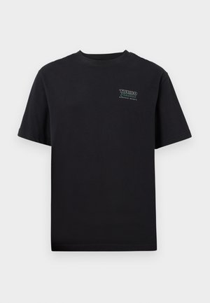 Crna pamučna majica s kratkim rukavima, okruglim izrezom i malim "TURBO" logotipom u zelenoj boji na lijevoj strani prsnog koša. Jednostavan dizajn, bez uzoraka.