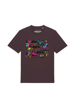 T-shirt sombre avec des icônes colorées des années 80 et 90 : boombox, disque vinyle, talon haut sur planche à roulettes, patin à roulettes, cassette audio, cube Rubik et microphone.