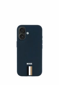 Custodia per telefono blu scuro con doppia lente della fotocamera, flash circolare e logo bianco "BOSS" sopra un motivo a righe nero, crema e beige.