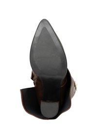 Bota de cuero marrón con tacón alto; suela de goma texturizada; parte superior suave con un forro de tela contrastante y un detalle decorativo de herrajes.