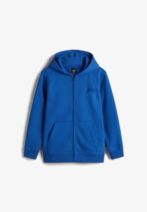 Blaues Zip-Hoodie aus weichem Stoff, mit Kapuze, zwei vorderen Taschen und einem kleinen Logo-Patch auf der Brust. Glatte Textur, lässiges Design.