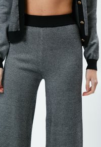 INFLUENCER COMFY  - Broek - black