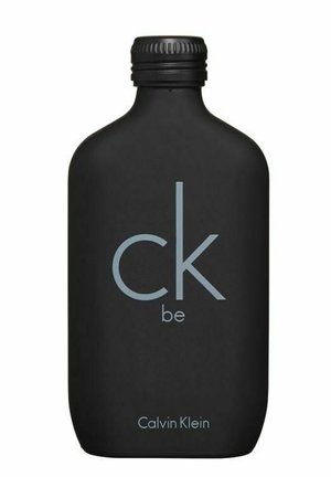 Sort flaske med mat overflade, der har teksten "ck be" i lys blå og "Calvin Klein" nederst, cylindrisk form og en skruehætte.