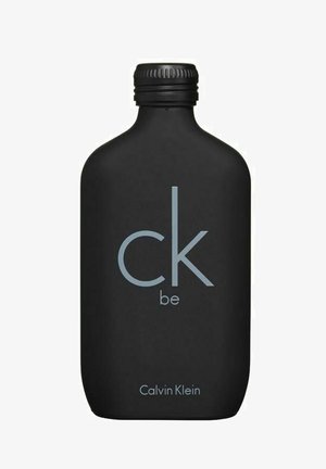 Mustapullo mattapinnalla, jossa on vaaleansinisellä tekstillä "ck be" ja "Calvin Klein" alareunassa, sylinterimäinen muoto ja ruuvikorkki.
