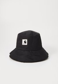 Sort bucket hat lavet af quiltet materiale, med et mærket lædermærke, bred skygge og blød indvendig foring.