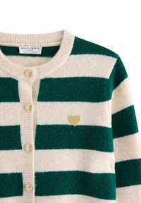 Strikket uld cardigan i grøn og creme med rund hals. Har guldknapper og et lille broderet gult hjerte som detalje.