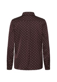 Cămașă maro cu mâneci lungi și guler, cu un model de puncte mici roz, textură netedă, tiv rotunjit și un detaliu plisat în spate.