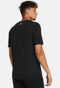 Under Armour BOXED SPORTSTYLE - Camiseta estampada - black