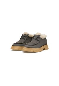 Stivaletti alla caviglia in suede grigio con suola in gomma beige, dotati di un colletto in pelliccia sintetica e dettagli con lacci. Materiale testurizzato e design arrotondato.
