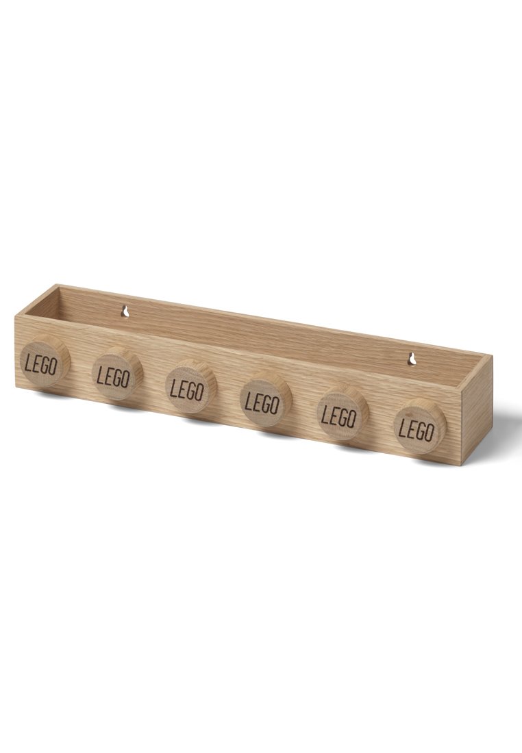 Houten LEGO-blok wandorganizer in een natuurlijke afwerking, met vijf cilindrische haken met het gegraveerde 'LEGO'-logo, ontworpen voor wandmontage.