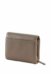 Petit portefeuille rectangulaire en cuir taupe clair. Il présente une fermeture éclair, une texture lisse et des détails de couture minimalistes sur les côtés.
