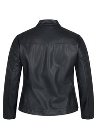 Veste en cuir noir, texture lisse, design structuré, col simple, manches longues, présente des détails de couture sur les épaules.