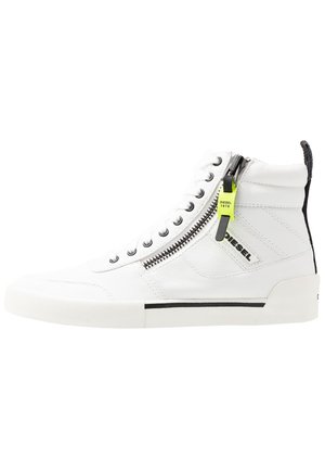 Hvid højtop sneaker med sidelås, sort sålstribe, "Diesel" logo og en neon gul lynlåstrækker med teksten "Diesel 1978".