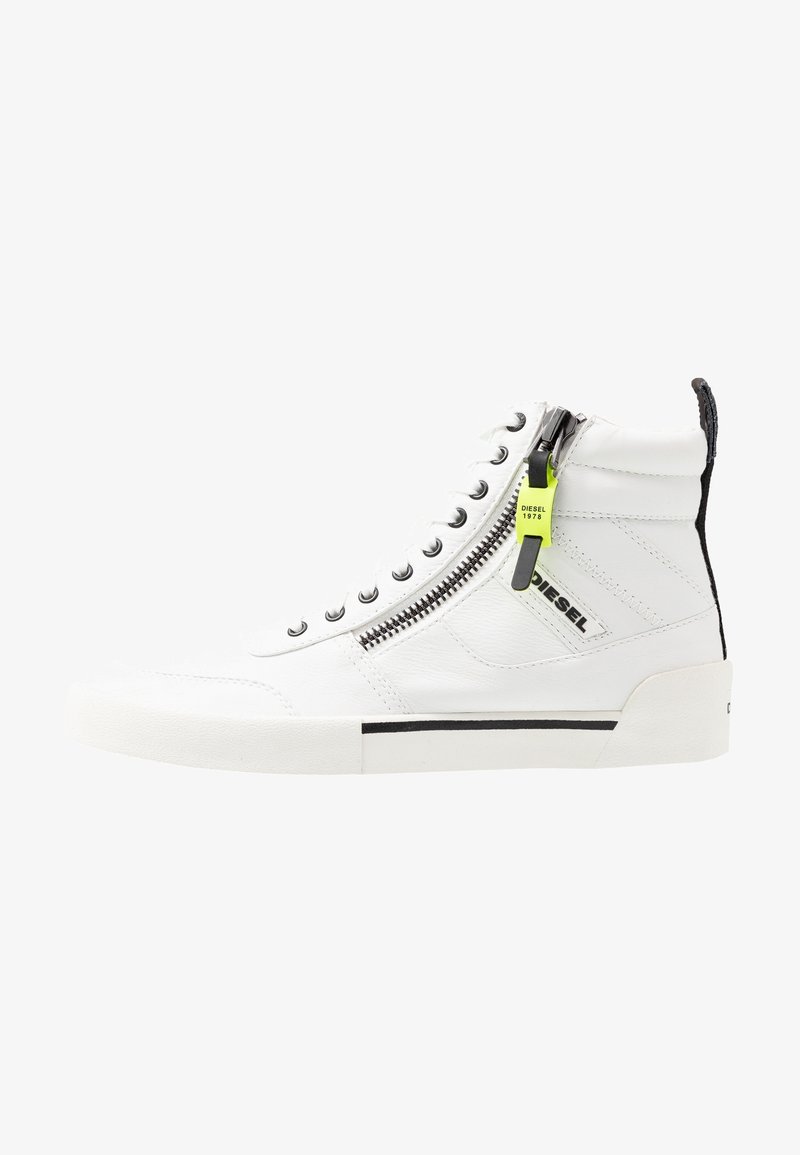 Sneakers montantes blanches avec fermeture éclair latérale, bande noire sur la semelle, logo « Diesel » et tirette de fermeture éclair jaune néon avec le texte « Diesel 1978 ».