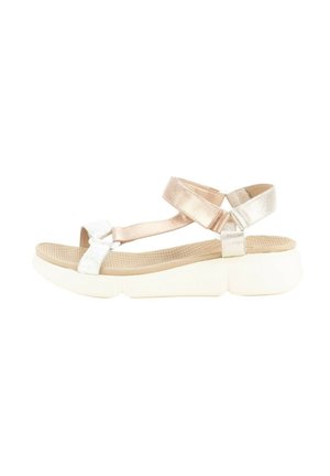 Sandalias metálicas en oro rosa y plateado, con tiras entrelazadas, plantilla texturizada y suela de plataforma blanca.