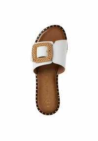 Sandale blanche avec une boucle tressée tan, semelle intérieure marron, détail de bord clouté et finition lisse. Idéale pour un usage décontracté.