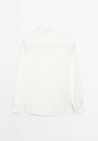 Witte lange mouwen shirt gemaakt van lichtgewicht stof. Bevat een puntkraag, knoopsluiting bij de manchetten, en een rechte zoom met zijsplitten.
