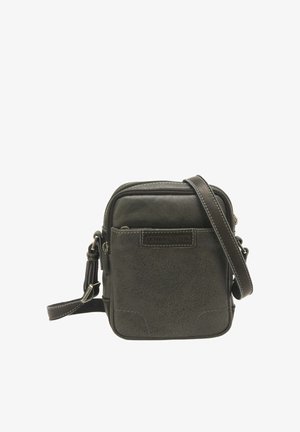 Petit sac bandoulière compact en cuir marron foncé avec poche avant, coutures visibles, fermeture éclair et bandoulière réglable.