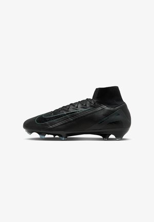 Scarpa da calcio nera con tomaia testurizzata, colletto simile a una calza e punti di trazione prominenti. Presenta un design elegante con accenti sottili.