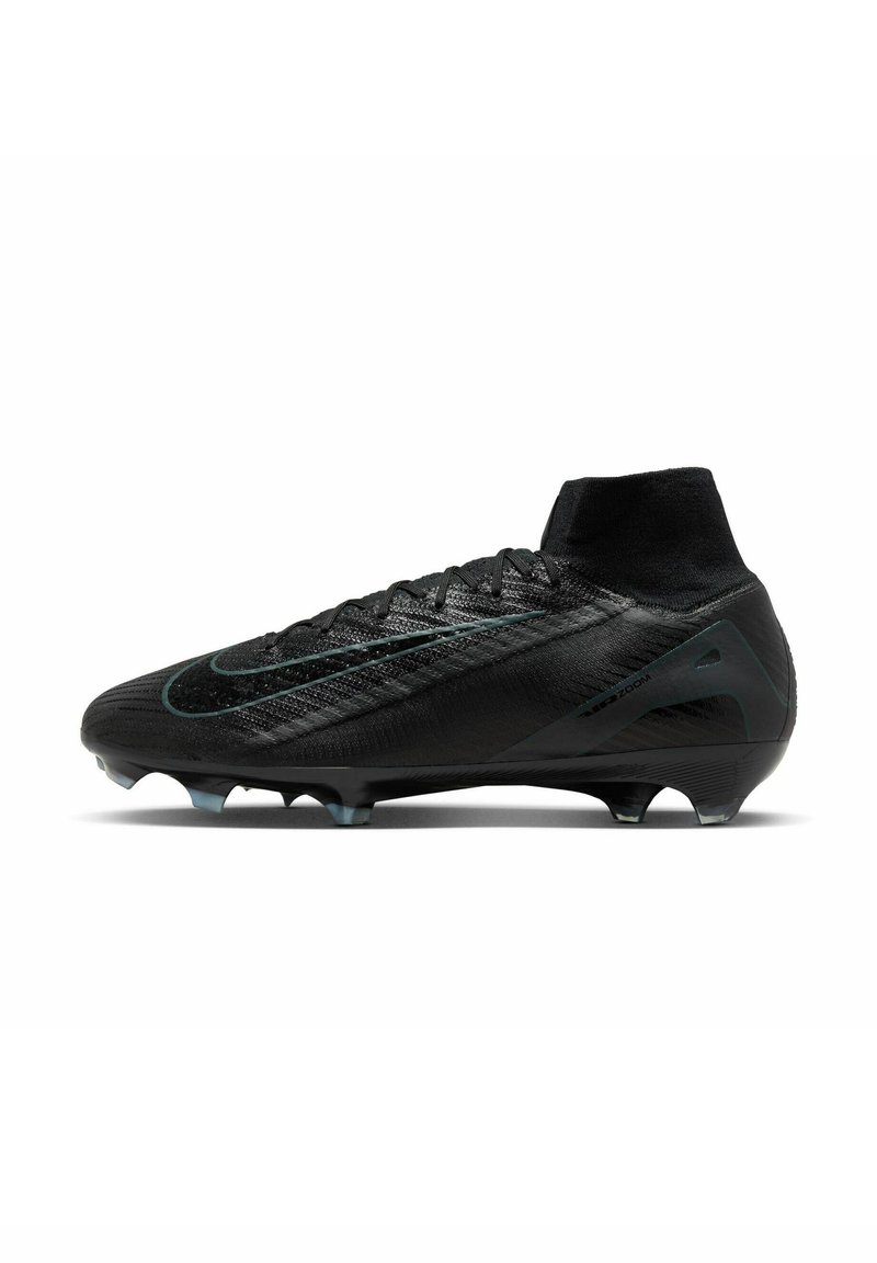 Schwarzer Fußballschuh mit strukturierter Oberseite, sockenähnlichem Kragen und ausgeprägten Stollen. Besitzt ein schlankes Design mit dezenten Akzenten.