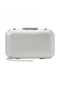 Clutch rettangolare metallico argento con forma ottagonale, texture liscia e tracolla in argento; presenta una chiusura a scatto.