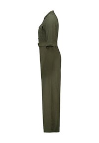 Combinaison olive avec un tissu texturé, manches courtes, col et deux poches poitrine ; présente une taille ceinturée et une coupe droite.