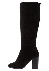 Bottes noires montantes en daim, avec un talon bloc et un bout arrondi. Texture lisse avec une languette à l'arrière pour un enfilage facile.