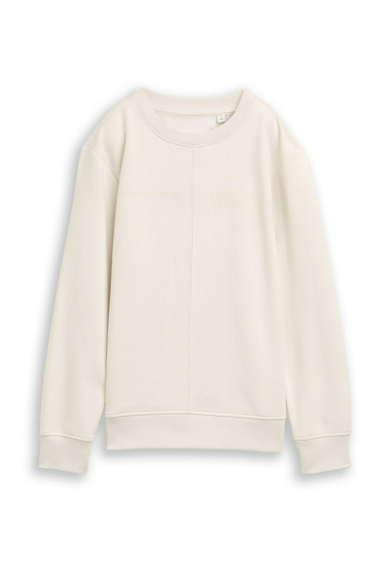 Sudadera color beige claro con un acabado texturizado, cuello redondo y puños acanalados. Presenta un sutil texto bordado en la parte frontal.