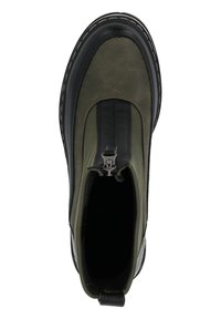 Botín de ante verde con suela de goma negra. Cuenta con un cierre de cremallera en la parte delantera, costuras contrastantes y un panel de tela texturizada.