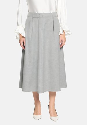 Jupe midi plissée grise en tissu léger, dotée d'une taille haute et d'un design fluide, associée à des escarpins blancs à bout pointu.