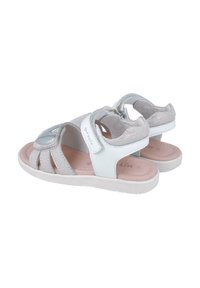 Sandalias de color gris claro y blanco con una parte superior de cuero suave, correas ajustables y una suela de goma texturizada con un patrón sutil.