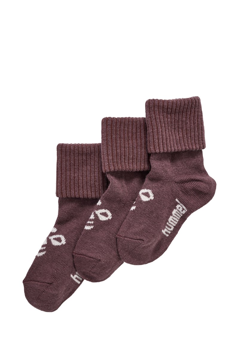 Tre par mörk mauve strumpor med ribbad mudd. Tillverkade av mjukt material, med vit logotyptext på sidorna.