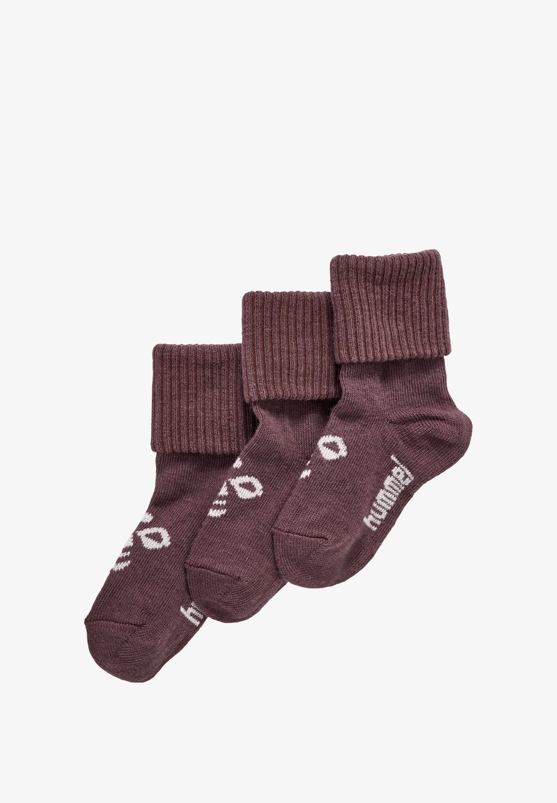 Trzy pary ciemnofioletowych skarpetek z prążkowanymi ściągaczami. Wykonane z miękkiego materiału, z białym logo na bokach.