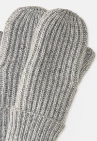 Mittens cinzentos tricotados com uma textura canelada, apresentando uma mistura de fios cinzentos claros e escuros, e um punho justo para maior conforto.