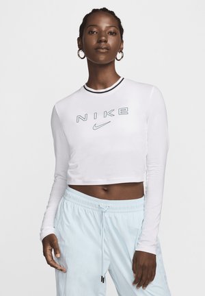 Weißes langärmliges Cropped-Top mit einem schwarz-grauen gestreiften Kragen, das ein zentrales "NIKE"-Logo und ein kleines Swoosh-Design aufweist.