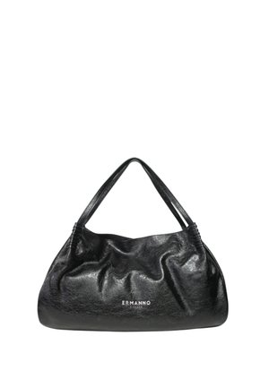Borsa a mano in pelle nera con un design morbidamente inclinato, finitura texturizzata, doppi manici e logo frontale "Ermanno" impresso.