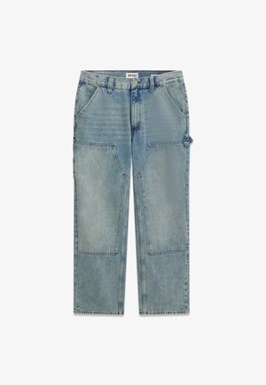 Lichtblauwe spijkerbroek met een relaxte pasvorm. Voorzien van grote opgestikte zakken op elke poot, zichtbare stiksels en een knoopsluiting in de taille.