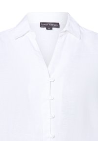Witte blouse van lichtgewicht stof, met een knoopsluiting aan de voorkant met kleine, ronde knopen en een gladde textuur. Etiket maat 36 zichtbaar.
